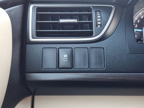 Used 2015 Toyota Camry LE image 27