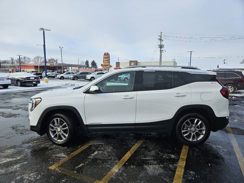 Used 2024 GMC Terrain SLT image 2