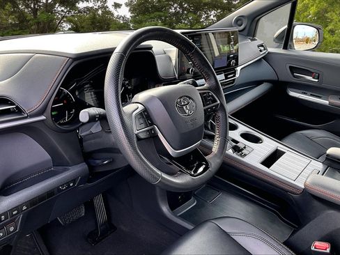 Used 2021 Toyota Sienna XSE w/ XSE Plus Package image 17