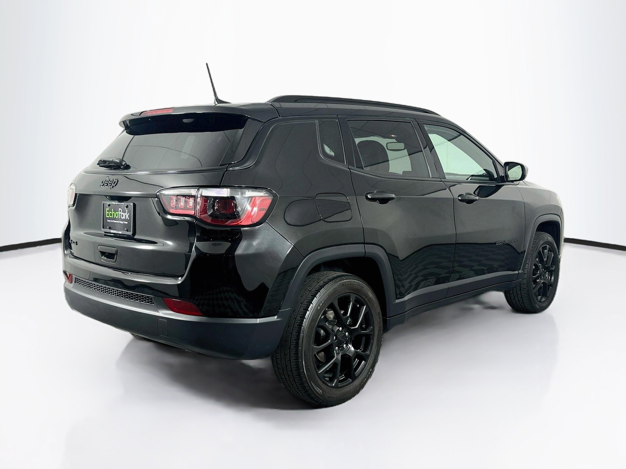 Used 2023 Jeep Compass Latitude w/ Sun and Sound Group AWD/4WD image 9