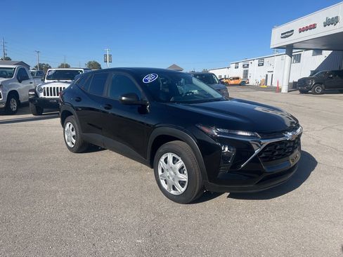 Used 2025 Chevrolet Trax LS image 1