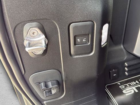 Used 2023 Land Rover Defender 110 V8 AWD/4WD image 22