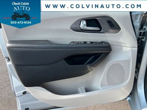 Used 2024 Chrysler Pacifica Touring-L FWD image 13