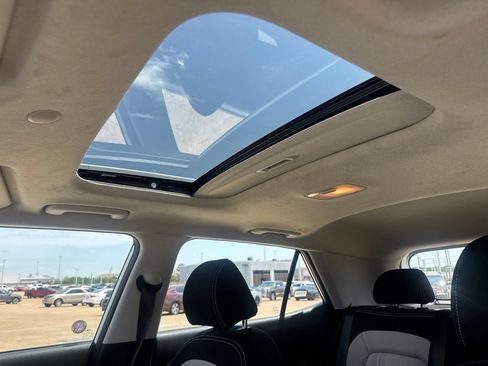 Used 2025 Hyundai Venue SEL FWD image 36