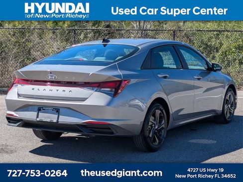 Used 2023 Hyundai Elantra SEL w/ Preferred Accessory Package image 5