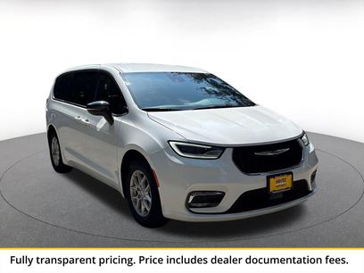 Used 2025 Chrysler Pacifica Select