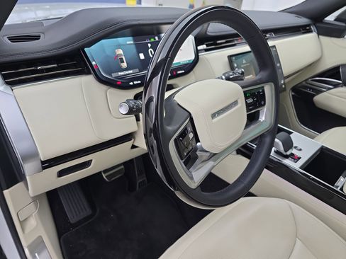 Used 2025 Land Rover Range Rover Long Wheelbase SE image 17