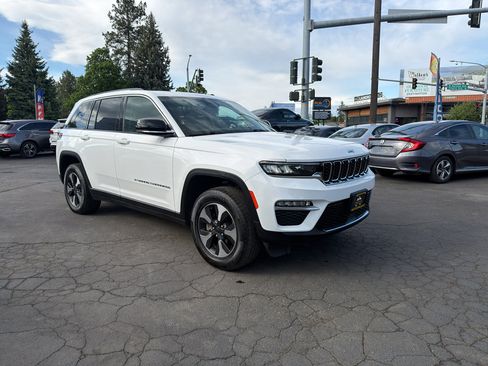 Used 2023 Jeep Grand Cherokee 4WD 4xe image 10