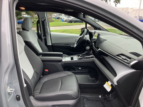 Used 2026 Toyota Sienna XSE FWD image 35