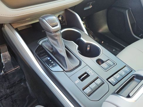 Used 2022 Toyota Highlander XLE image 11