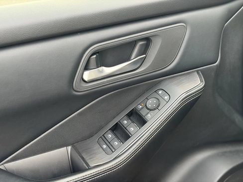 Used 2025 Nissan Rogue SV AWD/4WD image 19