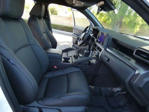 Used 2025 Toyota Tacoma TRD Sport image 32