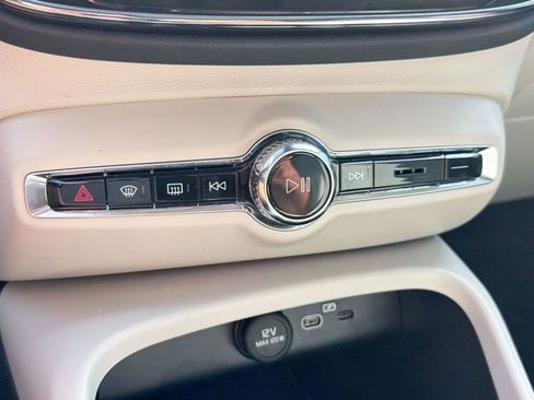 Used 2023 Volvo XC40 B5 Plus w/ Climate Package image 18