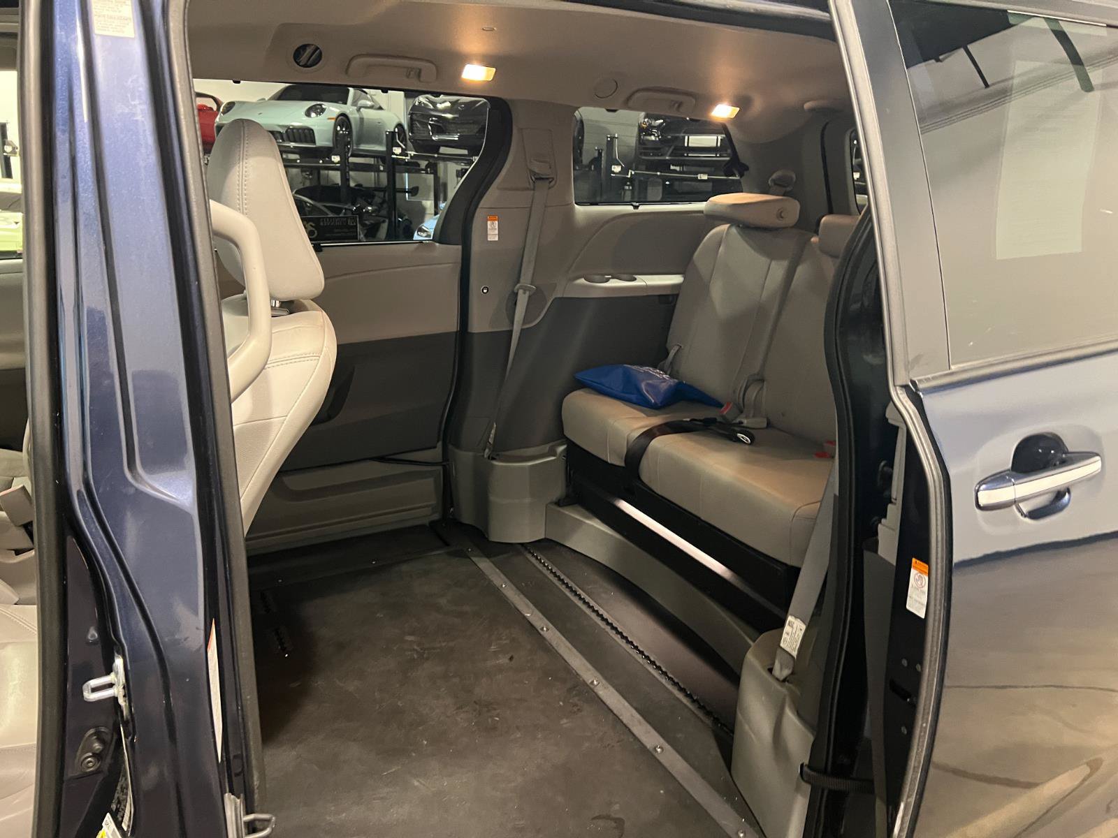 Used 2018 Toyota Sienna XLE w/ XLE Navigation Package FWD image 27