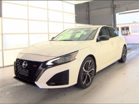 Used 2024 Nissan Altima 2.5 SR FWD image 3