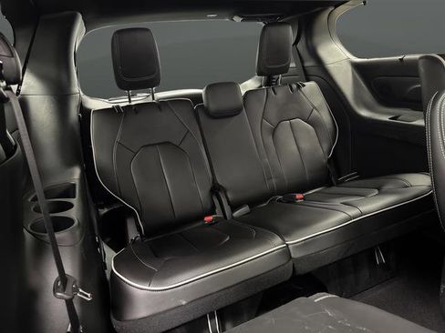 Used 2023 Chrysler Pacifica Limited w/ Uconnect Theater Family Group image 35