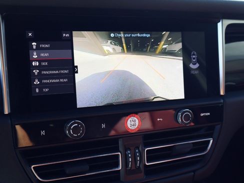 Certified 2024 Porsche Macan AWD/4WD image 19