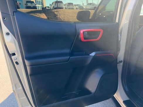 Used 2017 Toyota Tacoma TRD Off-Road image 18