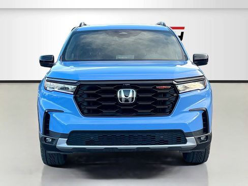 Used 2025 Honda Pilot TrailSport image 2