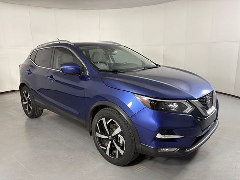 Used 2022 Nissan Rogue Sport SL w/ Premium Package FWD image 2
