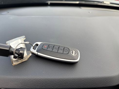 Used 2025 Nissan Pathfinder SV FWD image 21