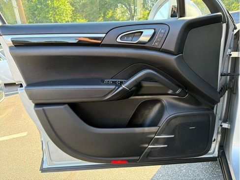 Used 2017 Porsche Cayenne S AWD/4WD image 9