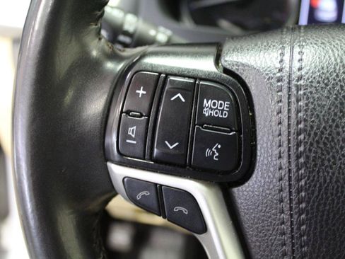 Used 2019 Toyota Highlander XLE AWD/4WD image 9