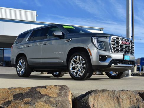 Used 2025 GMC Yukon Denali w/ Sun & Power Step Package image 3