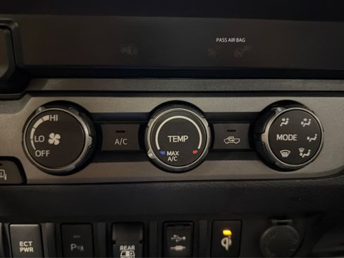 Used 2019 Toyota Tacoma TRD Sport w/ Technology Package AWD/4WD image 31