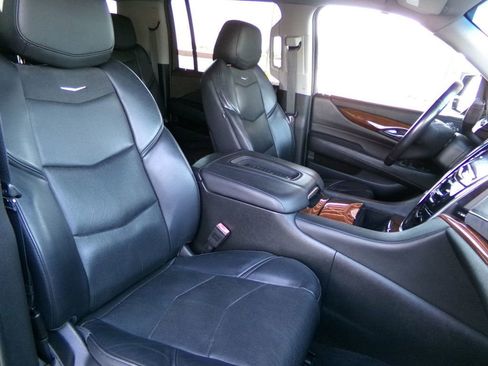 Used 2018 Cadillac Escalade ESV Luxury AWD/4WD image 18