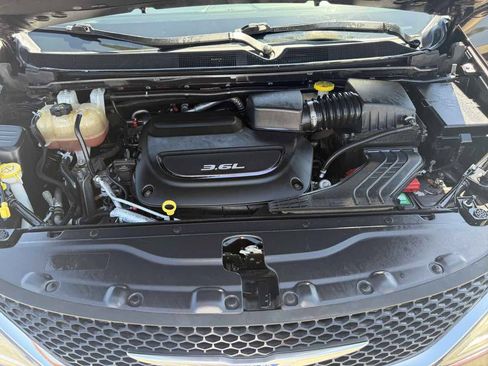 Used 2017 Chrysler Pacifica Touring-L FWD image 25