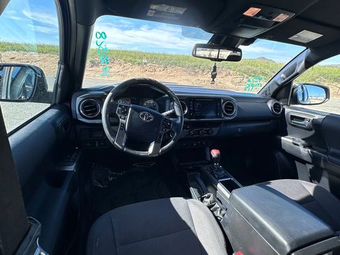 Used 2018 Toyota Tacoma TRD Sport image 11