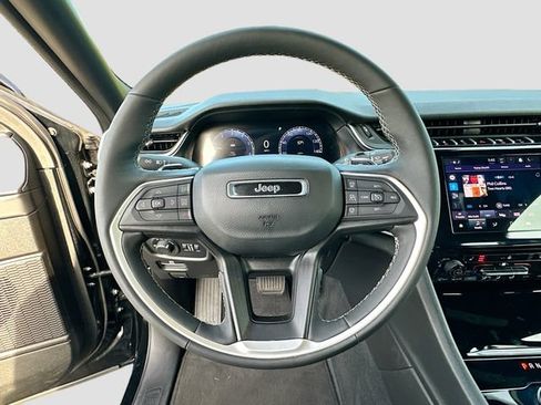 Used 2025 Jeep Grand Cherokee Altitude RWD image 12