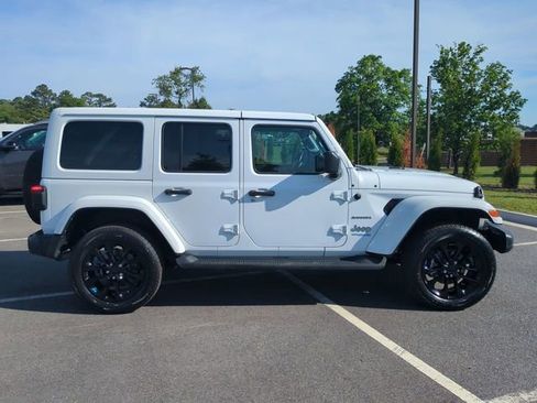 Used 2022 Jeep Wrangler Unlimited Sahara w/ Cold Weather Group AWD/4WD image 3