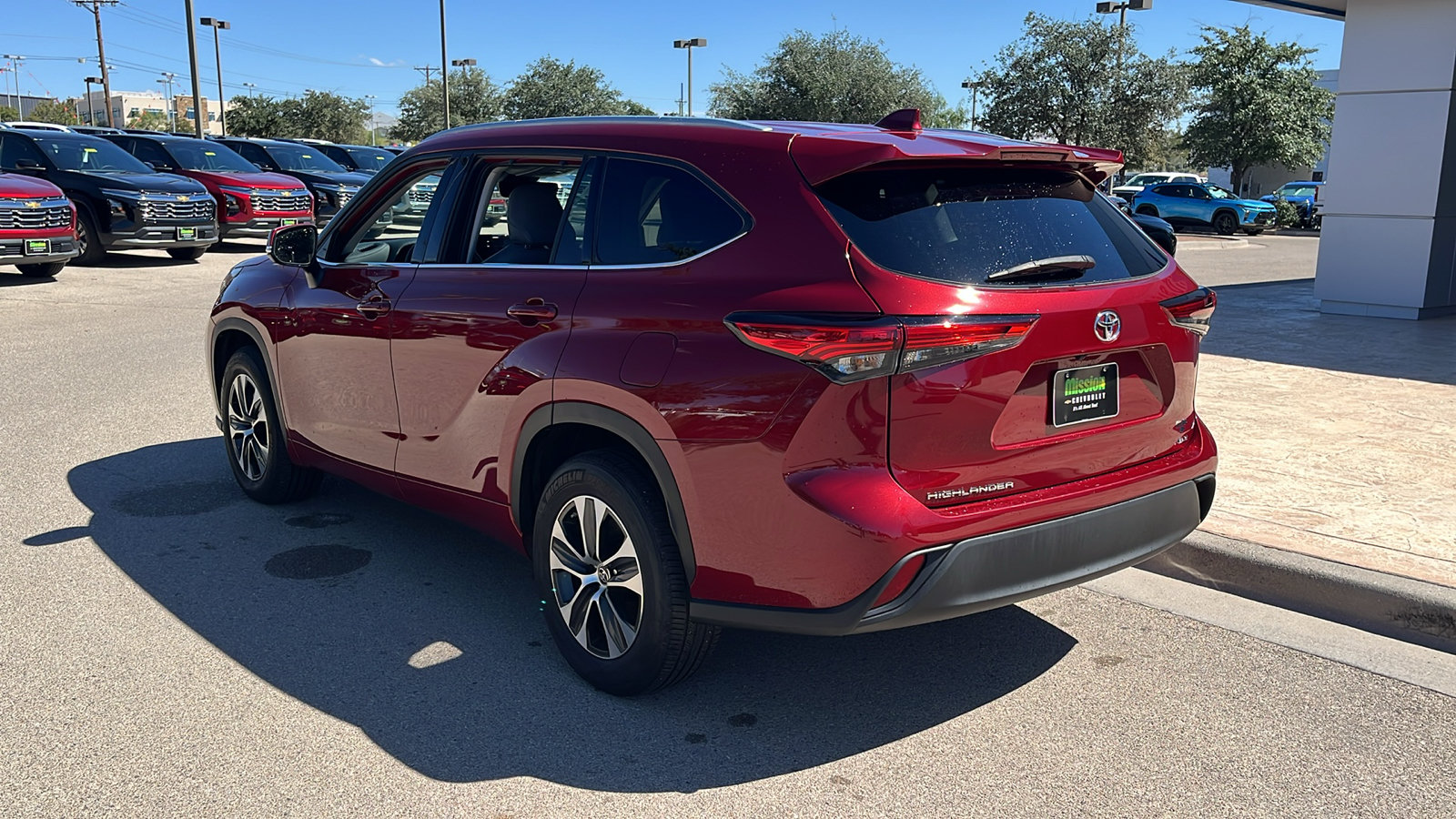 Used 2022 Toyota Highlander XLE FWD image 6