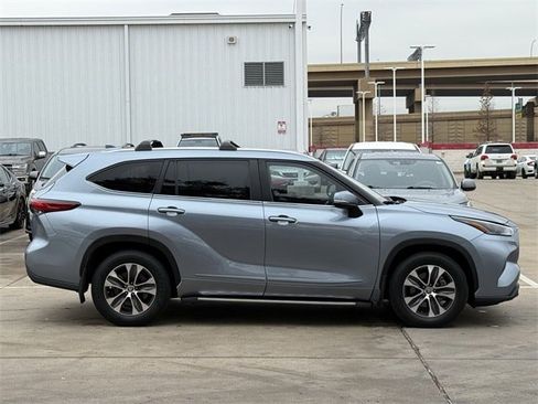 Used 2023 Toyota Highlander XLE image 3