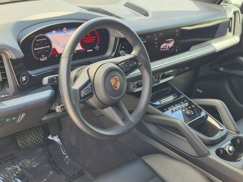 Certified 2025 Porsche Cayenne AWD/4WD image 4