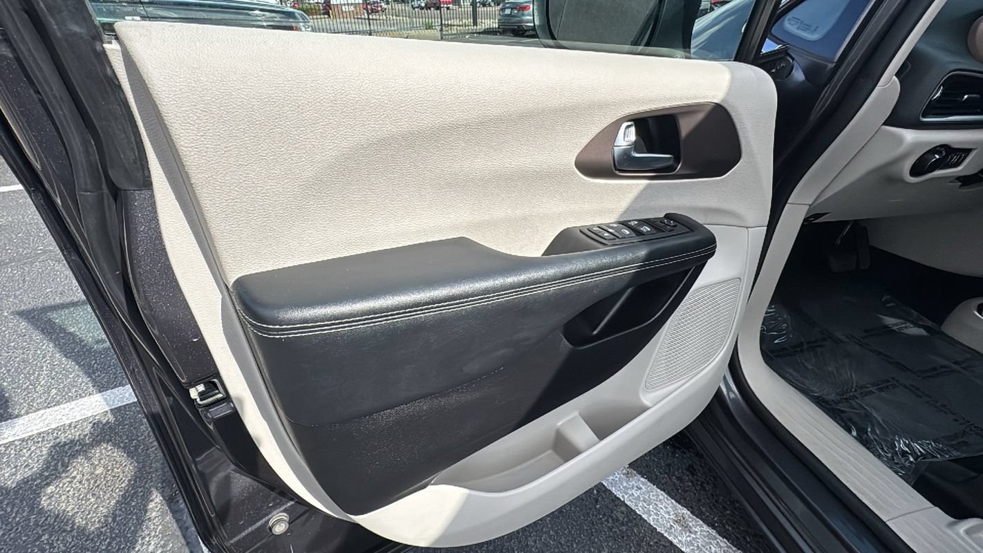Used 2023 Chrysler Voyager LX FWD image 11