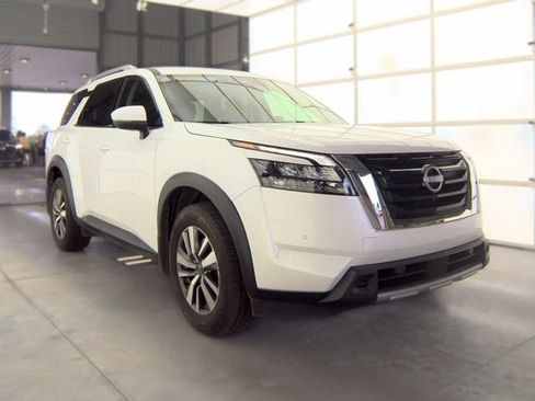 Certified 2025 Nissan Pathfinder SL w/ Cargo Package FWD image 11