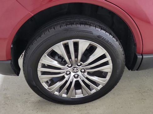 Used 2022 Toyota Venza Limited image 6