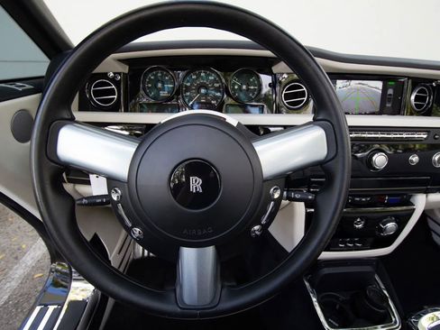 Used 2016 Rolls-Royce Phantom Drophead Coupe image 40