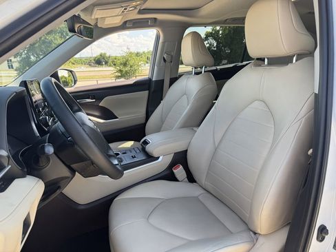 Used 2022 Toyota Highlander XLE FWD image 26