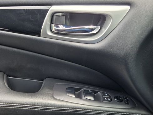 Used 2020 Nissan Pathfinder S image 31