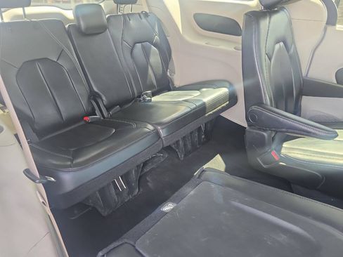 Used 2023 Chrysler Pacifica Touring-L FWD image 23