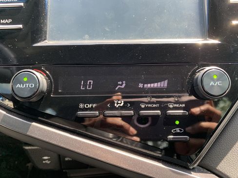 Used 2019 Toyota Camry SE image 29