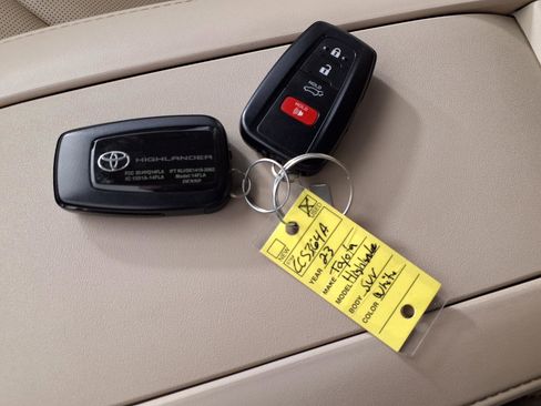 Used 2023 Toyota Highlander Platinum FWD image 24