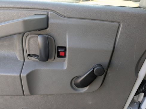 Used 2017 Chevrolet Express 3500 image 18