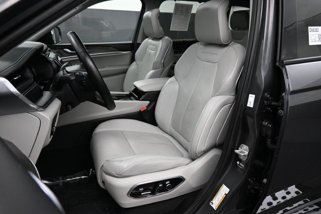 Used 2022 Jeep Grand Cherokee Overland w/ Luxury Tech Group IV RWD image 23