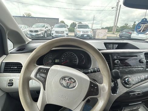 Used 2014 Toyota Sienna LE image 14