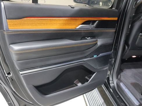 Used 2022 Jeep Grand Wagoneer Series III AWD/4WD image 20
